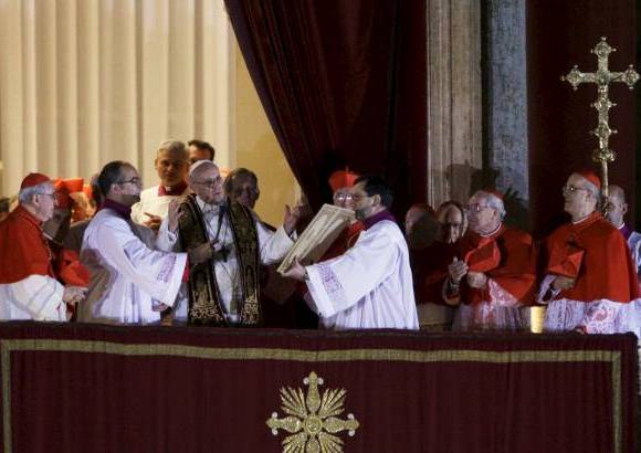 AP - Cuando Roncalli, que fue beatificado por Juan Pablo II, eligi&#243; el nombre de Juan los cardenales le recordaron que ser&#237;a Juan XXIII, como un antipapa, a lo que &#233;l dijo que no ten&#237;a miedo a ser confundido con un usurpador de la c&#225;tedra de San Pedro.