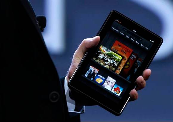 Reuters - Incluso antes de su lanzamiento oficial, la Kindle Fire era vista como un digno competidor para el iPad. Al igual que Apple, Amazon vende contenidos -como libros electr&#243;nicos, pel&#237;culas y m&#250;sica adecuada para tabletas- pero tiene m&#225;s capacidad para la venta por internet de casi todo tipo de mercanc&#237;as.