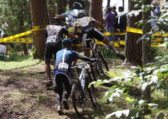 Manuel Saldarriaga - Donde las piernas no dieron para impulsar la bicicleta, tocó bajarse y arrastrarla.