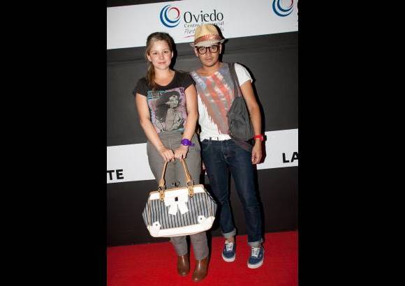 Cortes&#237;a C&#225;mara l&#250;cida - Ver&#243;nica V&#233;lez y Yair Rueda. De ella, adoramos su camiseta de la Mujer Maravilla y la maxi cartera, y de Yair sus lentes de pasta dura y el detalle del sombrero.