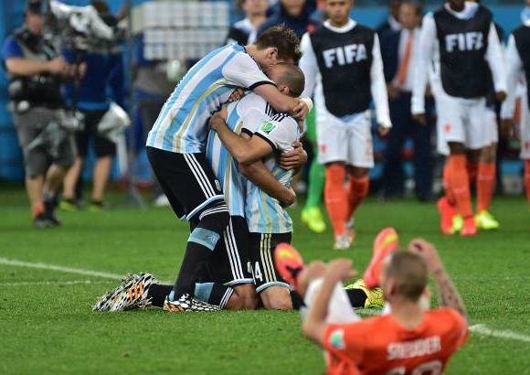 FOTO AFP - Por tercera vez en la historia habr&#225; final entre la albiceleste y los alemanes, con un t&#237;tulo por lado. La &#250;ltima final de Argentina justamente fue ante los germanos. R&#237;o de Janeiro ser&#225; el privilegiado escenario de un hist&#243;rico desempate entre dos potencias del f&#250;tbol mundial.