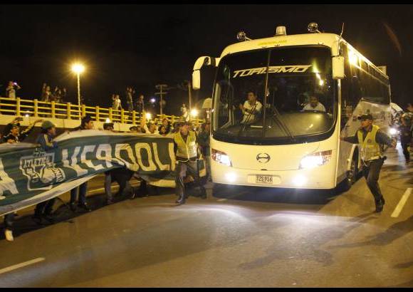 Colprensa - Debido al retraso del vuelo, la algarab&#237;a y las cientos de personas que ocuparon el lugar, los dirigidos por el estratega Juan Carlos Osorio, no ofrecieron ninguna declaraci&#243;n a los medios.