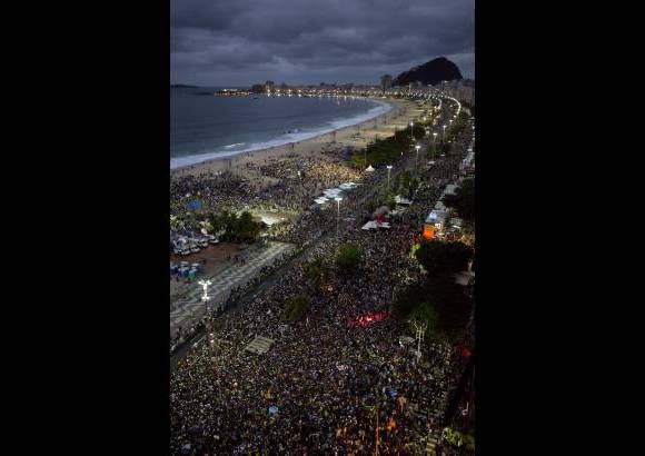 AP - Los participantes de la Jornada Mundial de la Juventud se reúnen en la playa de Copacabana a esperar a la llegada del Papa Francisco en Río de Janeiro, Brasil.