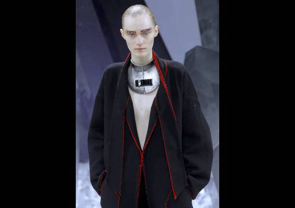 AP - Abrigos largos, casi hasta el suelo, informales cazadoras, chalecos trapecio de tonos grises, por supuesto portados con pantalones o leggings, y bordados de plumas y lentejuelas fueron otras caracter&#237;sticas de este desfile, en el que el cristal lo invadi&#243; todo.