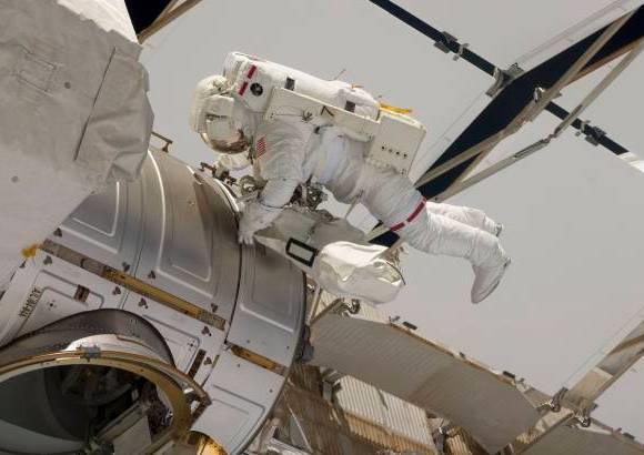 Reuters - "Amigos, se ganaron su paga", dijo desde el interior el astronauta Gregory Chamitoff cuando la caminata espacial iba en las siete horas y media. Los expertos tienen previsto realizar otras dos caminatas antes de regresar a la Tierra.