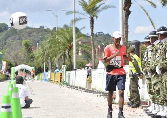 Esteban Jaramillo y Sebasti&#225;n Salazar - M&#225;s de 10 mil competidores se dieron cita en esta hist&#243;rica cita deportiva que se corr&#237;a en las modalidades de 5, 10, 21 y 42 kil&#243;metros.