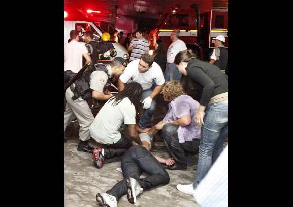 - Las llamas y la humareda provocaron p&#225;nico entre las personas que estaban en la discoteca y una correr&#237;a hacia las puertas de salida.