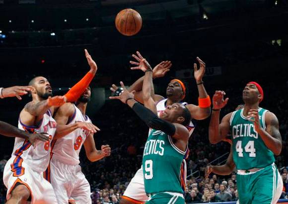 Reuters - La acción provocó que Garnett se enfrentase con el escolta Bill Walker por considerar que le había provocado y le diese un empujón para tener que intervenir los jugadores de ambos equipos.