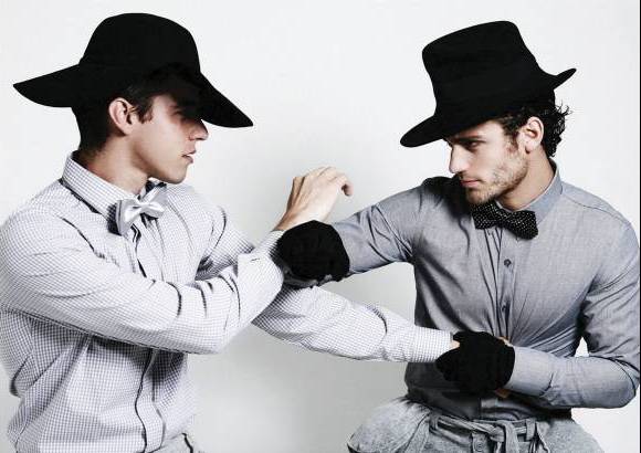 - En Botanist, una colecci&#243;n exclusiva para hombres, Akihito Hira cre&#243; camisas que parecen sacos, su&#233;teres que en realidad ser&#225;n chalecos y pantalones cortos que evocar&#225;n camisas. Todo en un ambiente de la fauna de Brasil.