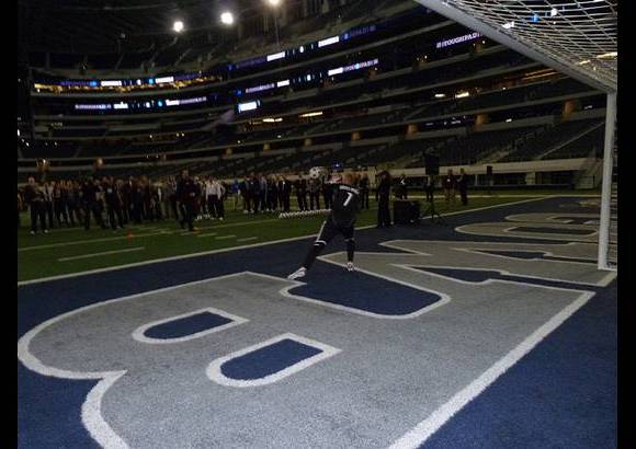 - En la presentaci&#243;n los invitados se animaron a jugar f&#250;tbol en el Cowboys Stadium.