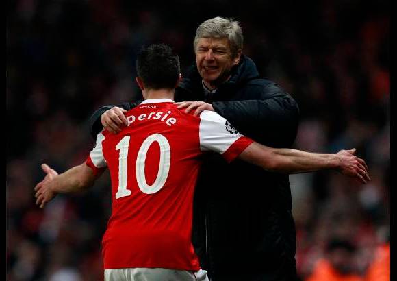 Reuters - Van Persie celebra con el t&#233;cnico Ars&#232;ne Wenger.