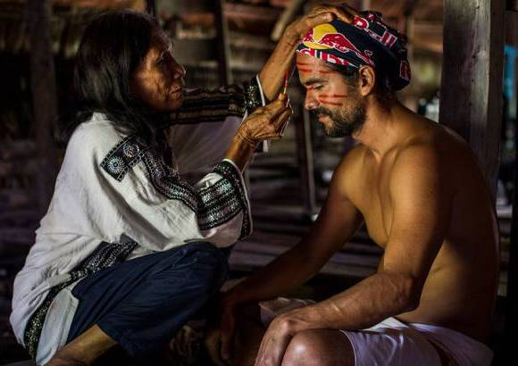 FOTO CORTESIA - COLPRENSA - La comunidad ind&#237;gena de Palmar&#237;, que sirve de frontera entre Per&#250; y Brasil, acogi&#243; al equipo para emprender la b&#250;squeda del &#225;rbol perfecto para este reto sin precedentes.