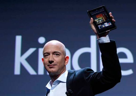 Reuters - Bezos tambi&#233;n aprovech&#243; la oportunidad para mostrar una nueva l&#237;nea de sus lectores de libros electr&#243;nicos Kindle, con pantallas de blanco y negro y precios m&#225;s bajos, con lo que arreciar&#225; la guerra sobre sus competidores como Barnes & Noble Inc., que tratan de romper el dominio de Amazon.com Inc. en las ventas de libros electr&#243;nicos.