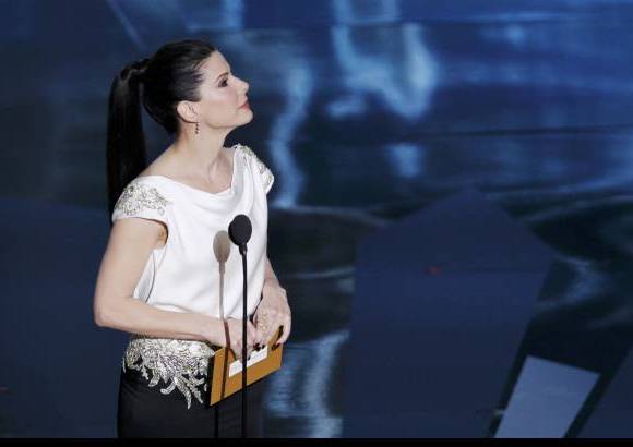 - Sandra Bullock fue la encargada de entregarle el premio A Separation por mejor cinta extranjera.