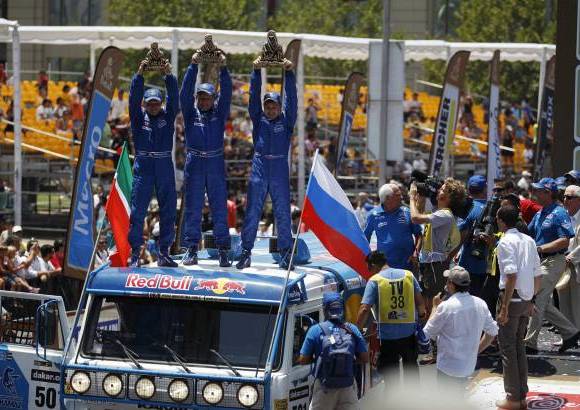Reuters - El ruso Eduard Nikolaev y su combo celebraron en los camiones.