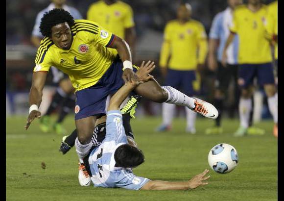 AP - La entrega y el buen juego de los dos equipos en el primer tiempo hizo vibrar a las 55.000 personas que asistieron al estadio Monumental de River Plate a presenciar el encuentro.