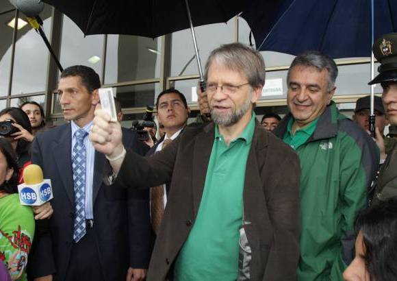 Ra&#250;l Palacios-Colprensa - Antanas Mockus vot&#243; en compa&#241;&#237;a de su familia e integrantes del Partido Verde, entre ellos Luis Eduardo Garz&#243;n.