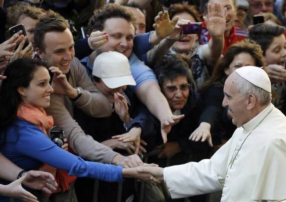 AP - El Papa Francisco saluda a los fieles que llegaron a la canonizaci&#243;n de Jos&#233; de Anchieta, jesuita espa&#241;ol misionario en Brasil.