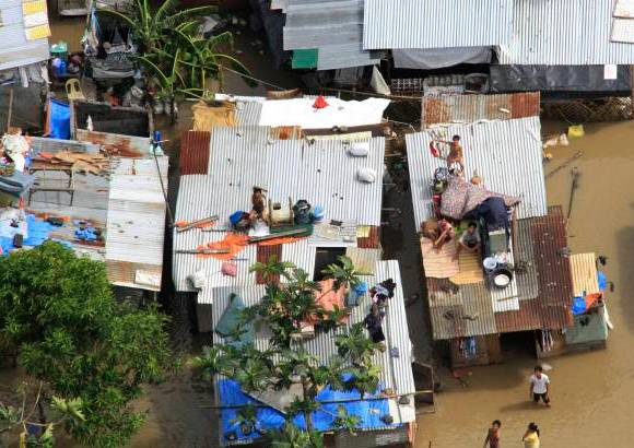 AP - Los equipos de salvamento han desplegado decenas de barcas neumáticas para rescatar a los residentes que llevan refugiados desde este jueves en los tejados de sus casas a la espera de que bajen las inundaciones, que han anegado por completo algunas localidades y han convertido los campos de arroz cercanos en un inmenso lago.