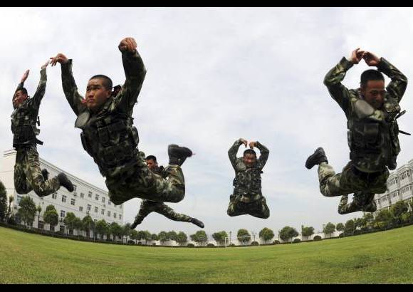 Reuters - Policías saltan mientras practican durante un simulacro de verano en Bozhou, provincia de Anhui, China.