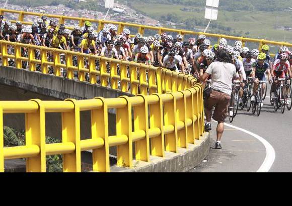 Colprensa - La monta&#241;a marc&#243; la novena fracci&#243;n, la emociones llegaron en la escalda para arribar a Manizales, la general sufri&#243; varios cambios entre los 10 primeros.