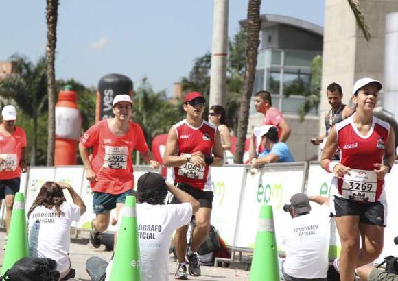 Esteban Jaramillo y Sebastián Salazar - Más de 10 mil competidores se dieron cita en esta histórica cita deportiva que se corría en las modalidades de 5, 10, 21 y 42 kilómetros.