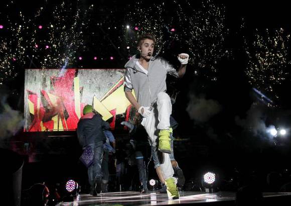Reuters - Desde que sali&#243; poco despu&#233;s de las 9:00 de la noche al escenario montado en la plaza principal de la ciudad, Bieber fue recibido con gritos euf&#243;ricos de sus fans, principalmente jovencitas de entre 12 y 17 a&#241;os de edad.