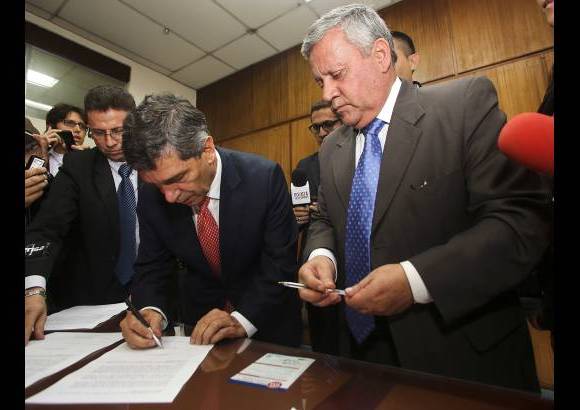 AFP - El alcalde encargado estar&#225; unos d&#237;as en el Palacio Li&#233;vano hasta que el partido de izquierdas Progresistas, al que pertenece Petro, presente a Santos una terna para que escoja quien continuar&#225; con el mandato del destituido.