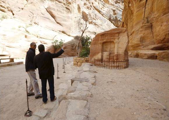 Reuters - El presidente Barack Obama mira un antiguo santuario. Dej&#243; las cuestiones diplom&#225;ticas por unas horas para el turismo.