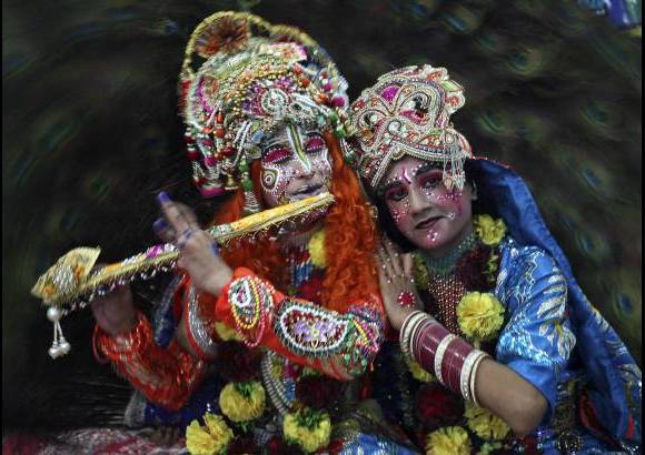 Reuters - Una pareja participa en el festival Janmashtami que se realiza en todo el pa&#237;s.