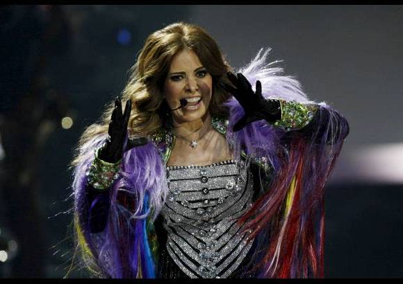 AP - Como si de un bar de streap tease se tratara, se dej&#243; de lado moment&#225;neamente la voz de Trevi para desarrollar un espect&#225;culo que gir&#243; en torno a las coreograf&#237;as de las bailarinas, que subidas a unas sillas levantaron sus piernas a alturas insospechadas. La chica del pelo suelto cambi&#243; por completo de registro y, ataviada como un cisne, se entreg&#243; con la rom&#225;ntica balada Vestida de az&#250;car.