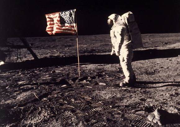 AP - NASA - Julio 20 de 1969. El astronauta Edwin E. Aldrin Jr. posa para una fotografía junto a la bandera de E.U. desplegada en la Luna durante la misión Apolo 11.