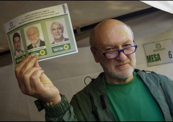 Agencias - John Sudarsky acudi&#243; a las mesas de votaci&#243;n, en las cuales se entreg&#243; el tarjet&#243;n de la consulta del Partido Alianza Verde.
