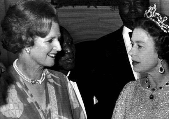 AP - La reina Isabel II de Inglaterra expres&#243; su pesar por la muerte de la ex primera ministra brit&#225;nica Margaret Thatcher y envi&#243; un mensaje privado a la familia, inform&#243; el Palacio de Buckingham. (La gr&#225;fica es de 1979)