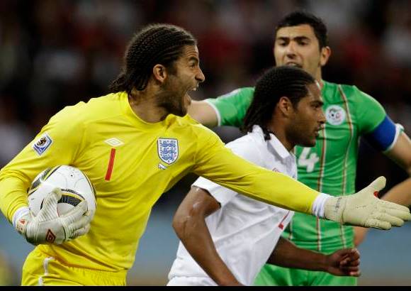 AP - Inglaterra repitió una presentación mezquina, desorganizada y llena de errores en el estadio Green Point.