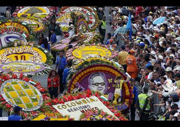 Jaime P&#233;rez - Gabriel Garc&#237;a M&#225;rquez tambi&#233;n hizo parte de la fiesta. Su emblem&#225;tica figura tambi&#233;n desfil&#243; por Medell&#237;n.