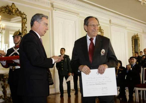 Colprensa - La condecoraci&#243;n de la Orden de Boyac&#225; en el grado de Gran Oficial fue conferida por su trabajo en beneficio del pa&#237;s.