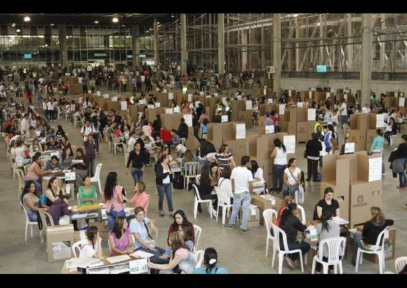 Donaldo Zuluaga - En el Palacio de Exposiciones, las mujeres ejercieron su derecho al voto en las diferentes mesas que estuvieron dispuestas para las elecciones al Senado, C&#225;mara y Parlamento Andino.