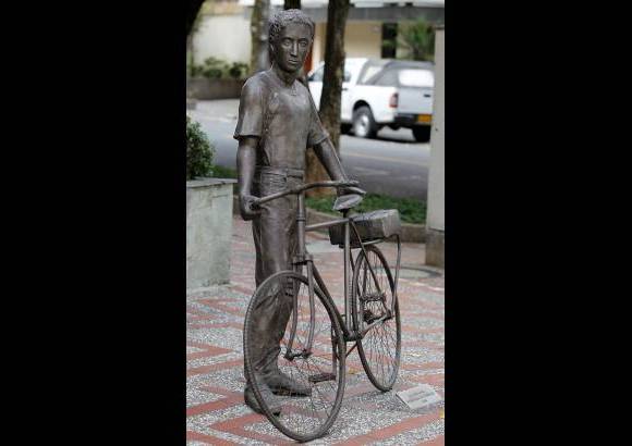 Jaime P&#233;rez - La Encomienda, de Fernando Arroyave, en Laureles, instalada un a&#241;o antes de que desapareciera la norma.
