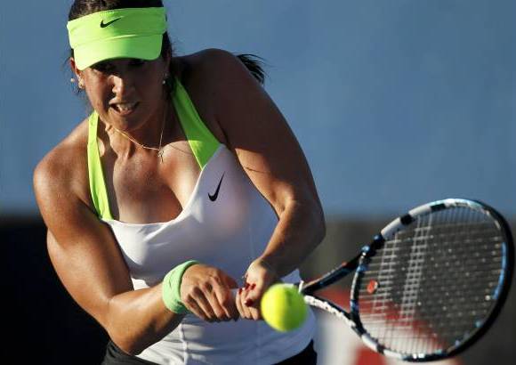 Reuters - Sofia Arvidsson de Suecia responde con potencia, pero al final cay&#243; ante Olivia Rogowska de Austria.