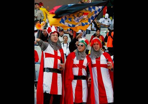 AP - Los ingleses llevaron su fiesta y su colorido al estadio Free State, pero tendr&#225;n que empacar sus maletas de regreso.