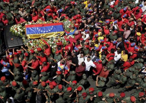 AP - El f&#233;retro de Ch&#225;vez estaba cubierto con la bandera de Venezuela.