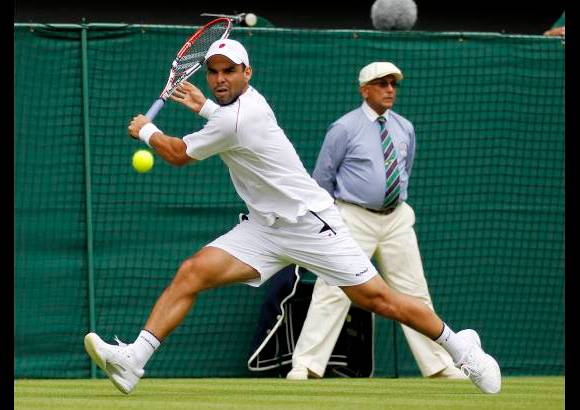 AP - El colombiano se convirtió en el octavo hombre en ganar un set a Federer en Wimbledon.