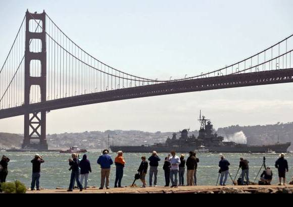 Reuters - Las celebraciones del medio siglo de vida del Golden Gate pasaron a la historia por el vaivén del puente bajo el peso de unas 300.000 personas.