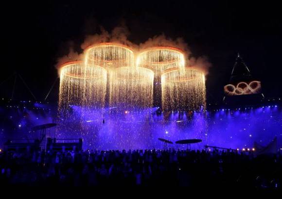 Reuters - Despu&#233;s dio paso a una exuberante y exc&#233;ntrica celebraci&#243;n de la historia, el arte y la cultura brit&#225;nica.