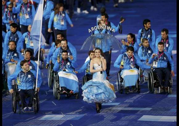 Reuters - Las delegaciones hicieron su entrada triunfal al estadio.