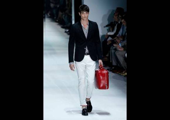 AP - En el &#225;mbito de los complementos, la firma italiana sustituye las corbatas tradicionales por las pajaritas, resalta la belleza de las grandes gafas de sol masculinas y apuesta por unos bolsos con forma de maleta r&#237;gida, preferiblemente en piel de cocodrilo, para reforzar la elegancia del hombre del siglo XXI.