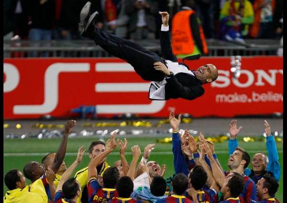 AP - La segunda mitad fue definitivamente la de Messi. El Barsa siguió dominando el balón y el argentino parecía clonarse, apareciendo por todos los sectores. El gol de la "Pulga" llegó a los 54, con un disparo desde la media luna.