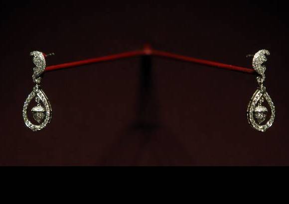 AP - En una urna en la misma sala, se exhiben los pendientes de diamantes que luci&#243; Catalina el d&#237;a de su boda.