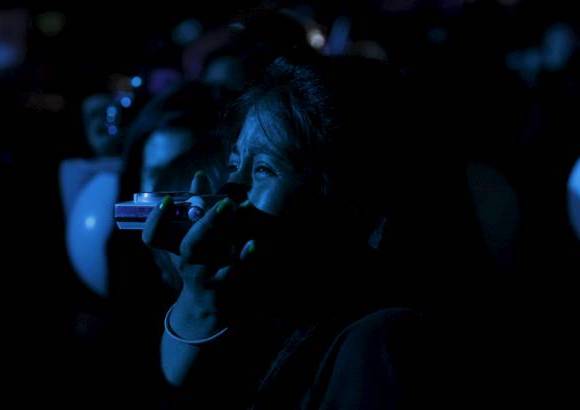 AP - Pose&#237;do por el momento, el &quot;Monstruo&quot;, como se conoce al p&#250;blico del festival, bail&#243; al ritmo de la m&#250;sica, derram&#243; l&#225;grimas y se desga&#241;it&#243; hasta quedarse sin fuerzas.